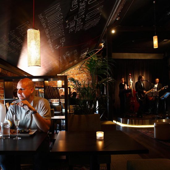 Måltidsgäster och jazzband i en modernt inredd restaurangmiljö