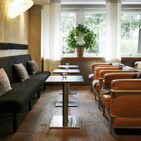 Läderstolar i lobbybaren på hotell tengnerlunden med stolar i le Corbusier stil