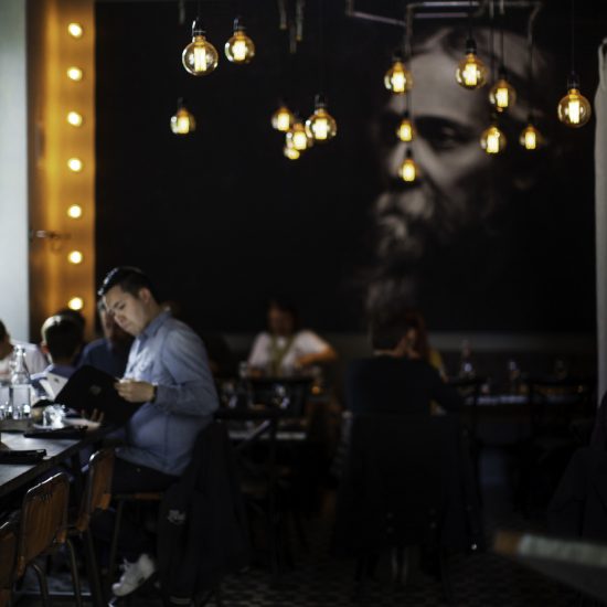 Man i blåskjurta sitter och läser menyn på restarurgan Ultimat i Stockholm