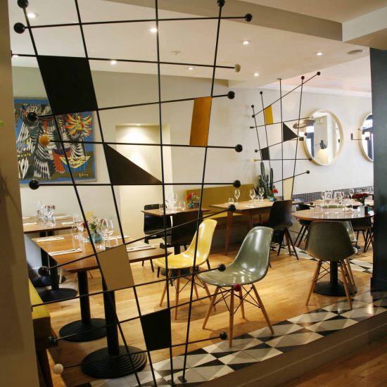Funktionel möbler i en restaurang med postmodernistiska element