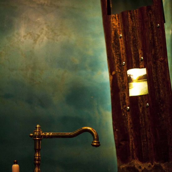 Bild på handfata inne på restaurang gossips toalett med grön väggfärg