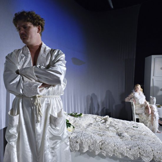 Sneda möbler och surrealistisk atmosfär för August Strindbergs enda komedi.