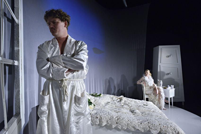 Sneda möbler och surrealistisk atmosfär för August Strindbergs enda komedi.