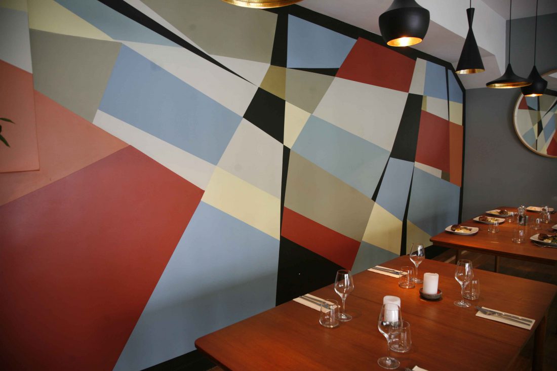 Postmodernistisk väggmålning i restaurang miljö