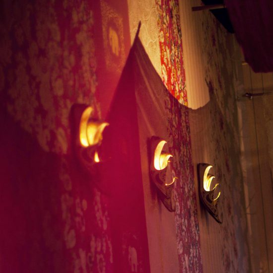 Dekorativa lampor som ger att lilaskimmer och en ton av ett beduintält