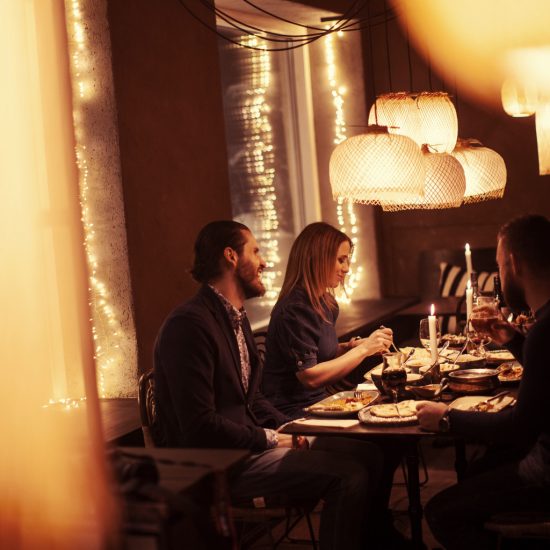 Middagsgäster på Rain restaurang där inredningen med lampor ger associationer av regn