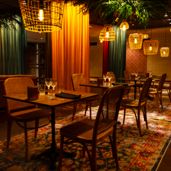 Skräddarsyddda restaurangmöbler med inspiration från varma vindar och solnedgångar i historiska indien