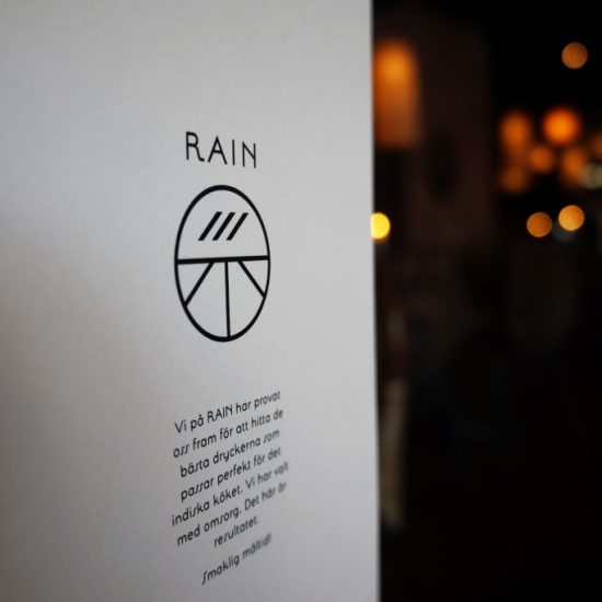 logo designa för Rain Restaurant som symboliserar regn och ljus