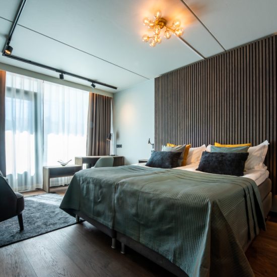 Hotellrum med skräddarsydda möbler och sänggavel